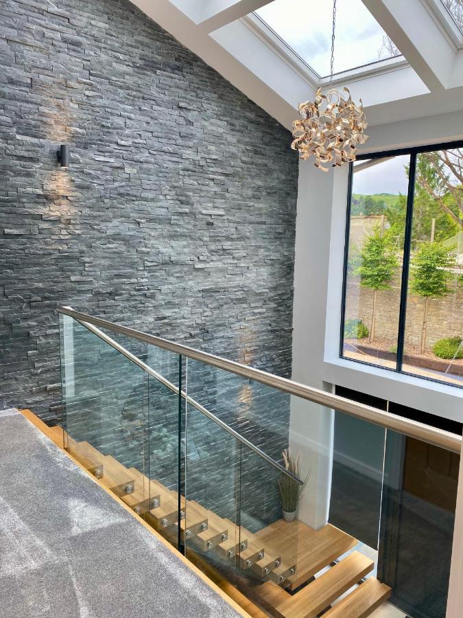 Stunning Modern Home Set In Beautiful Grounds. บาธ ภายนอก รูปภาพ