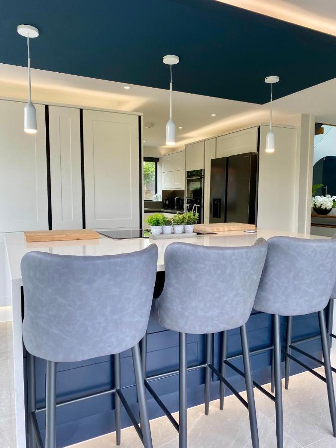 Stunning Modern Home Set In Beautiful Grounds. บาธ ภายนอก รูปภาพ
