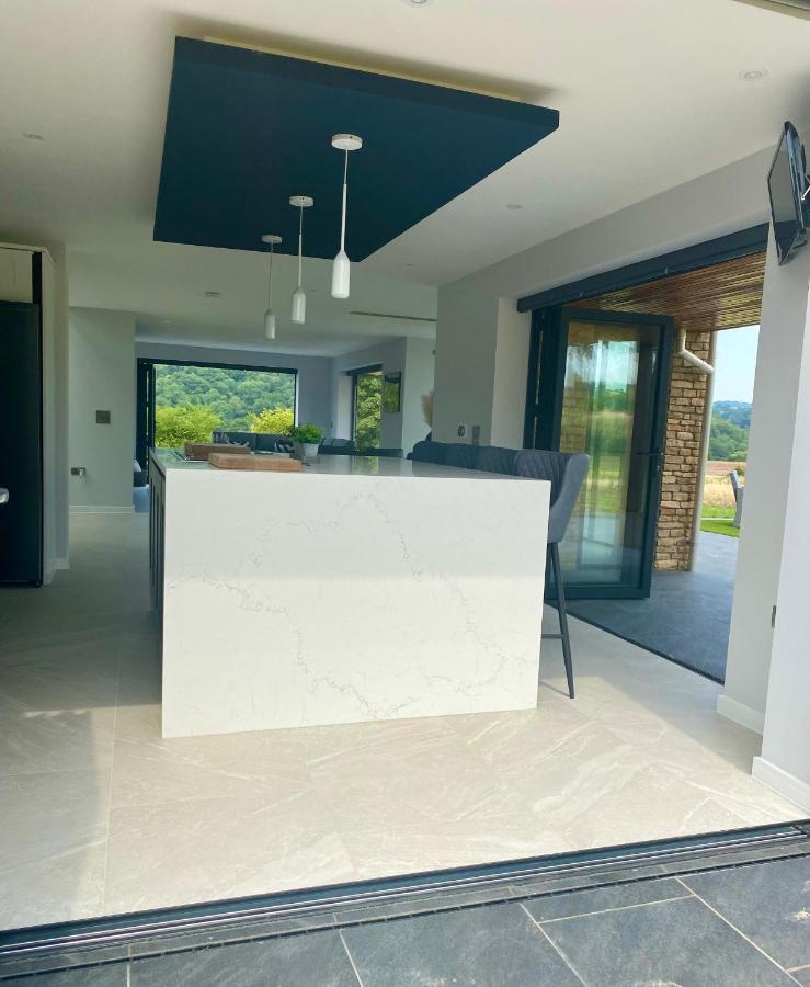 Stunning Modern Home Set In Beautiful Grounds. บาธ ภายนอก รูปภาพ