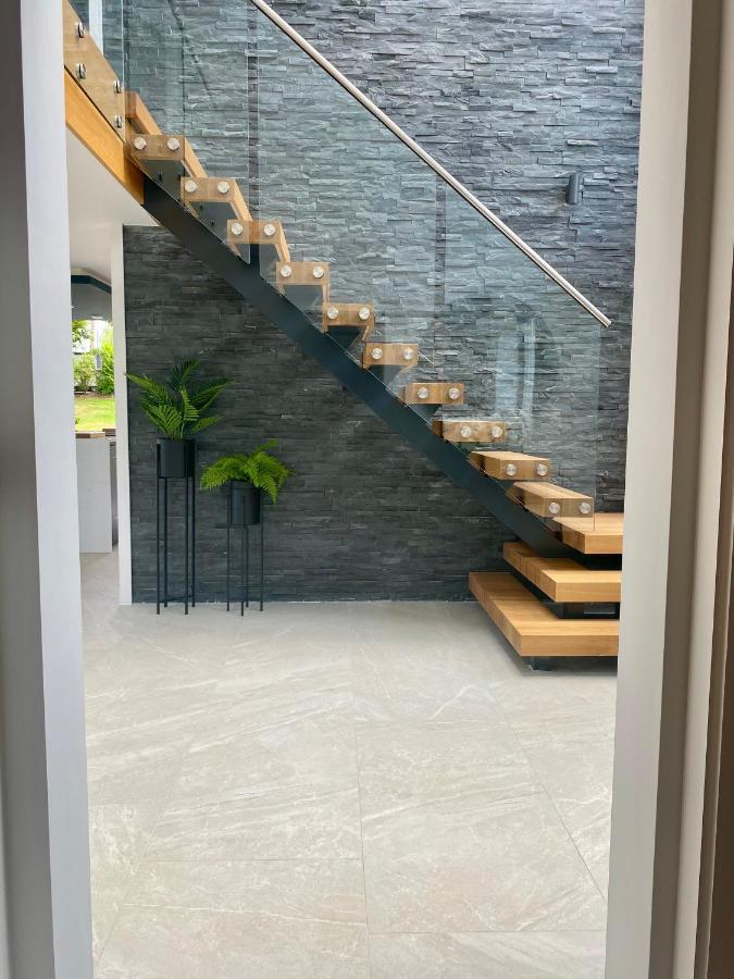 Stunning Modern Home Set In Beautiful Grounds. บาธ ภายนอก รูปภาพ