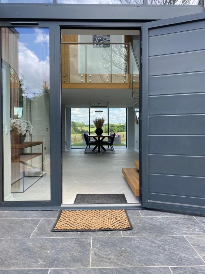 Stunning Modern Home Set In Beautiful Grounds. บาธ ภายนอก รูปภาพ