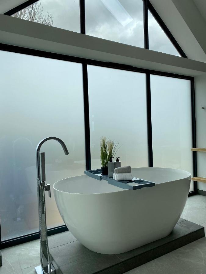 Stunning Modern Home Set In Beautiful Grounds. บาธ ภายนอก รูปภาพ