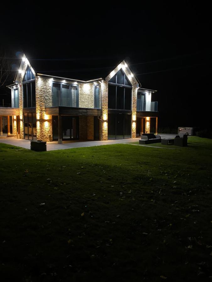 Stunning Modern Home Set In Beautiful Grounds. บาธ ภายนอก รูปภาพ