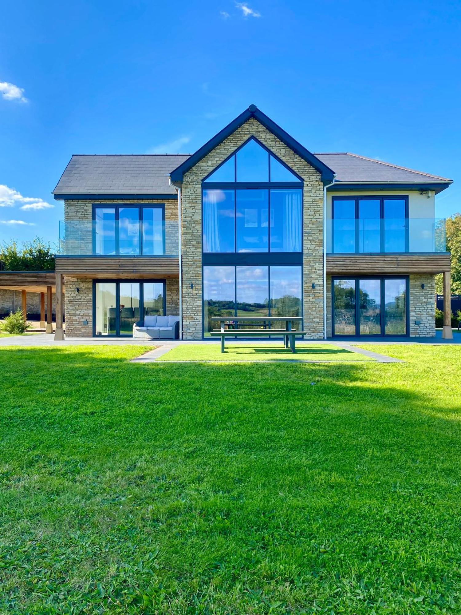 Stunning Modern Home Set In Beautiful Grounds. บาธ ภายนอก รูปภาพ