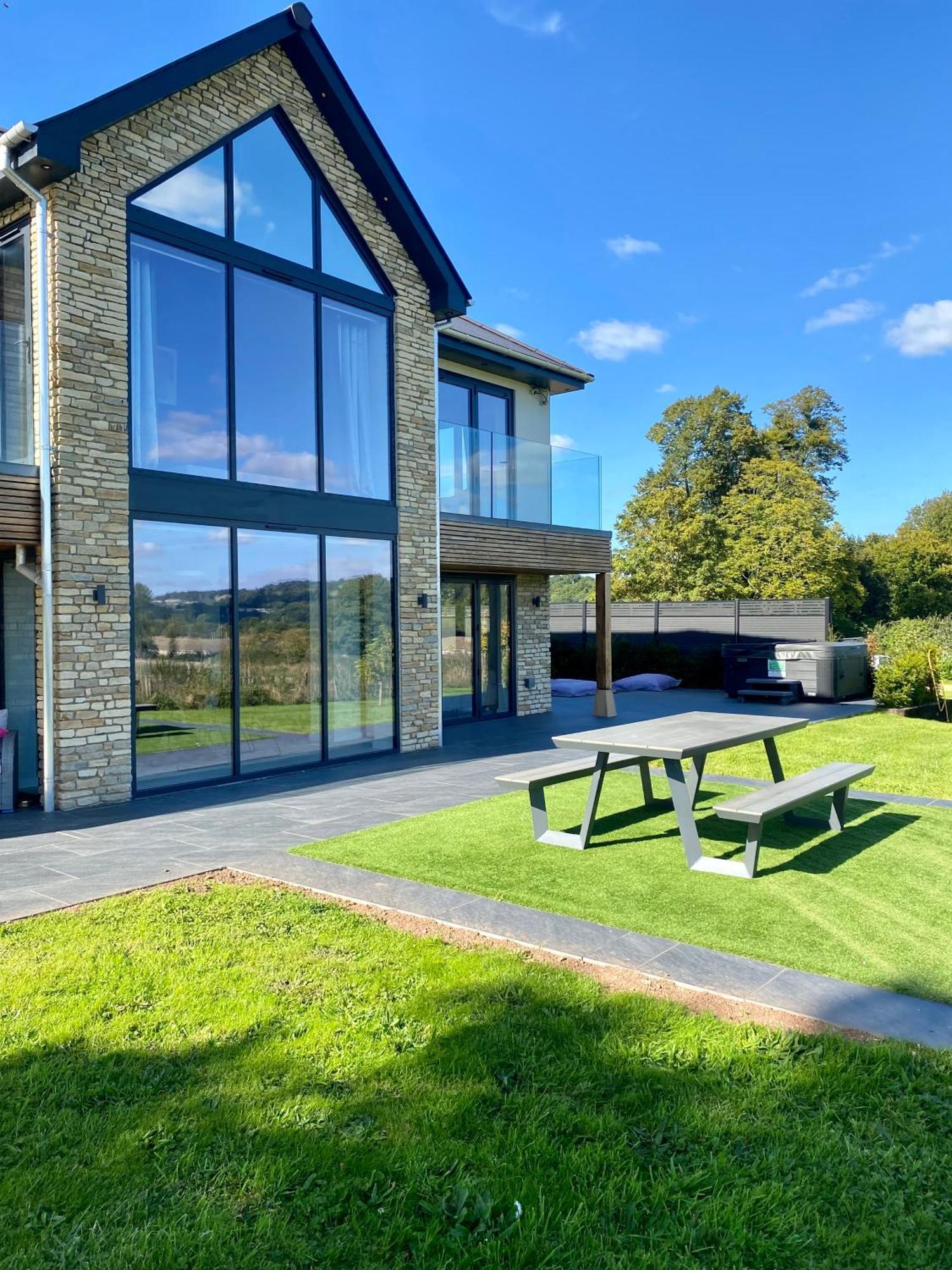 Stunning Modern Home Set In Beautiful Grounds. บาธ ภายนอก รูปภาพ