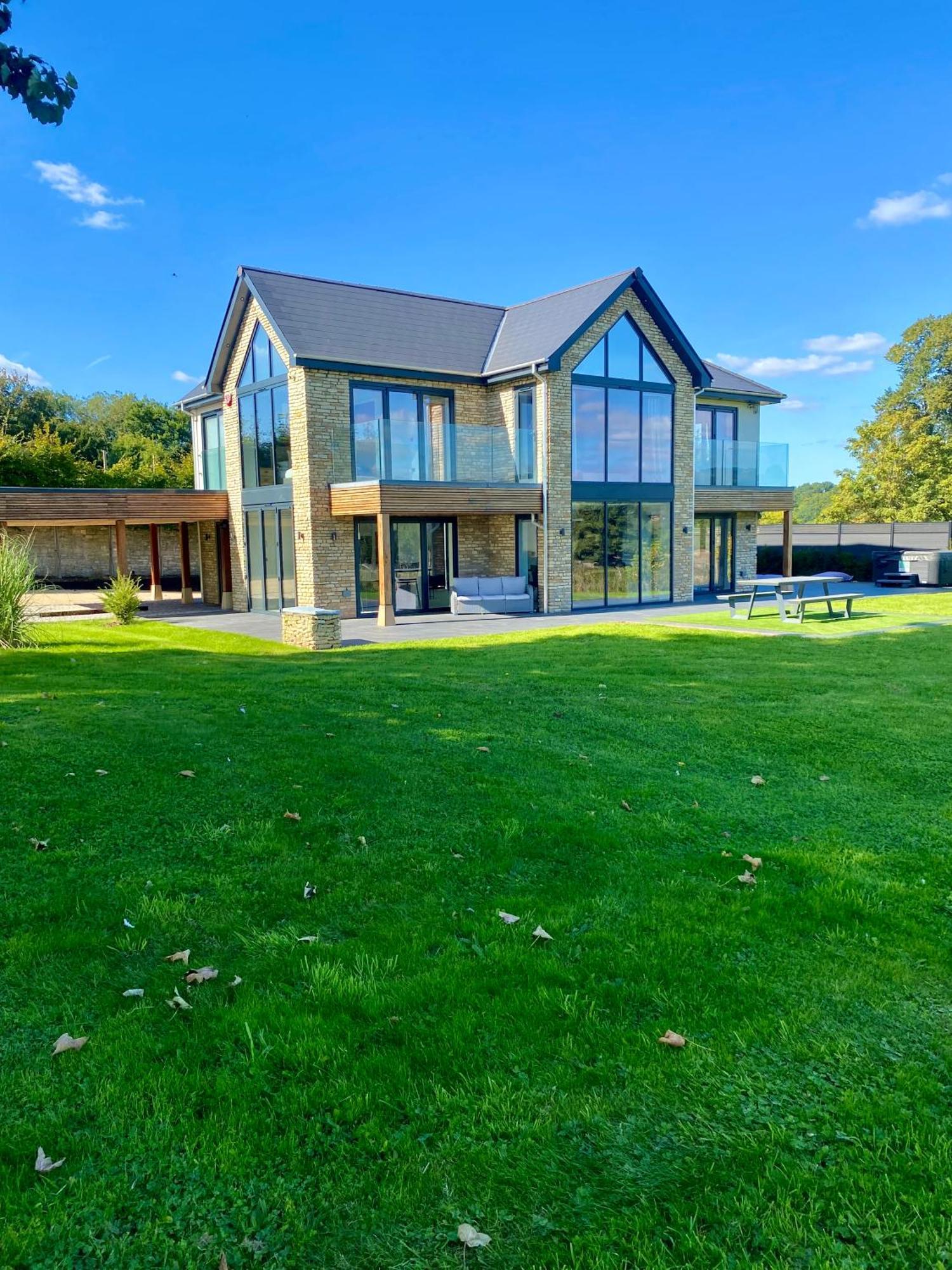 Stunning Modern Home Set In Beautiful Grounds. บาธ ภายนอก รูปภาพ